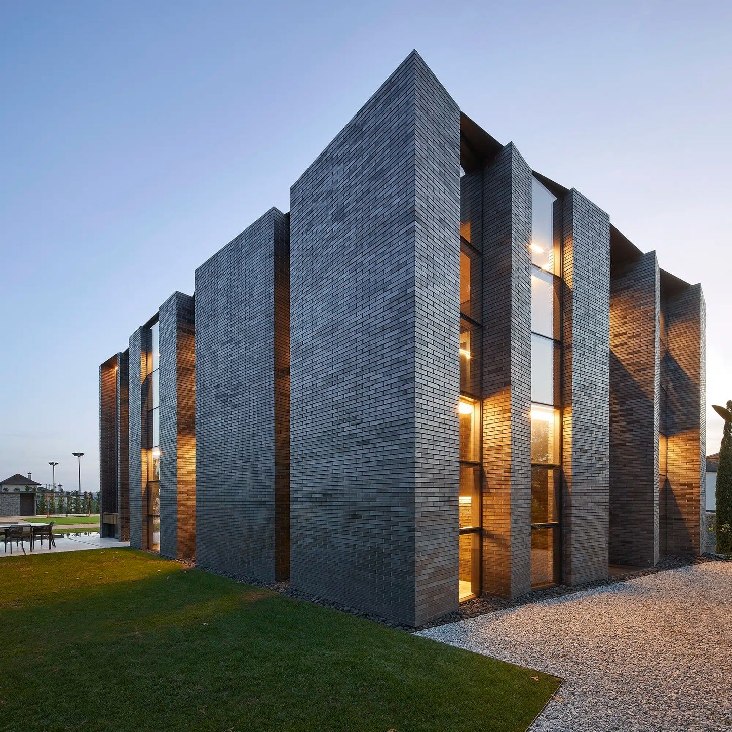Fachada edificio con ladrillo klinker negro Timanfaya Blue