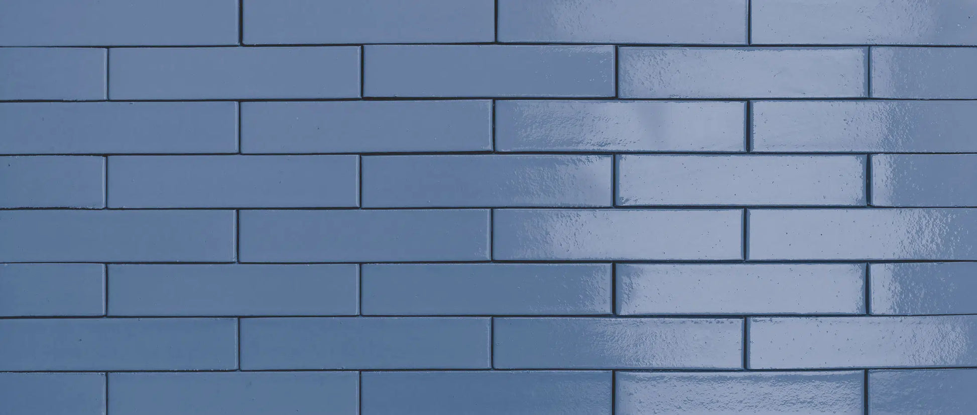 Ladrillo esmaltado azul oscuro Zafiro para fachada contemporánea