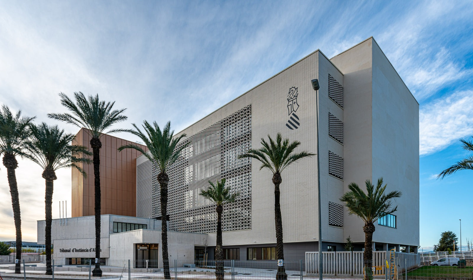 Detalle ladrillo caravista blanco Andalucía en edificio institucional