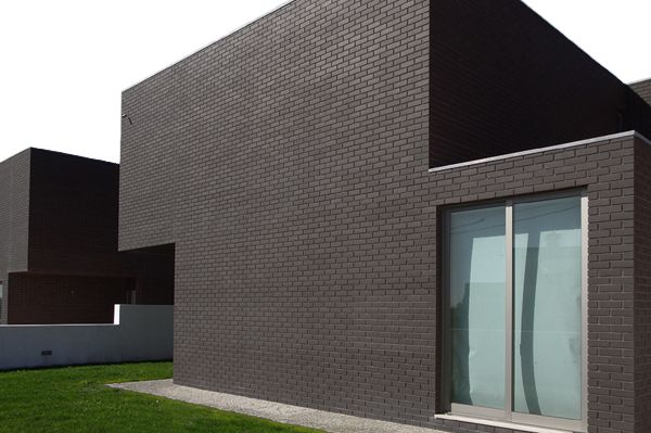 Detalle ladrillo klinker negro Basalto en fachada exterior